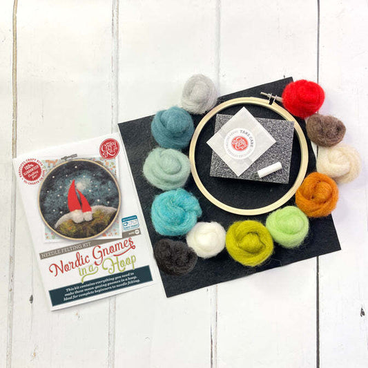 Kit de feutrage à l'aiguille en laine peinte Gnomes nordiques dans un cerceau