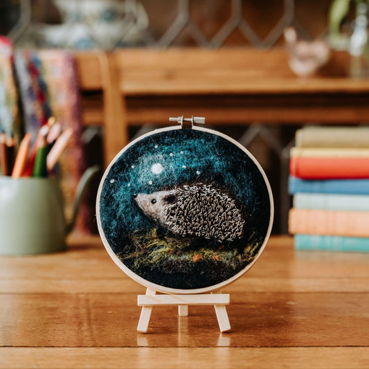 Hérisson dans un kit de feutrage à l’aiguille en laine peinte cerceau