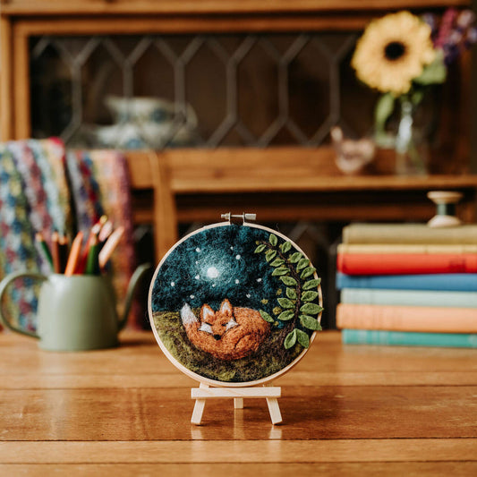 Renard endormi dans un kit de feutrage à l’aiguille en laine peinte cerceau