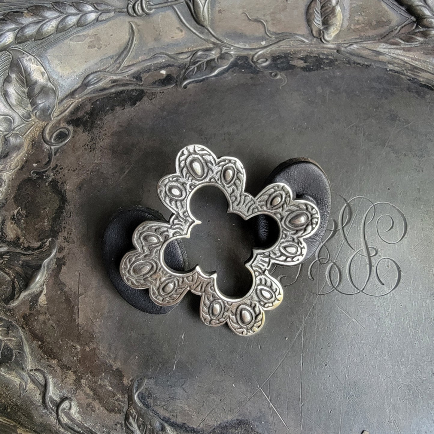 Broche à tige en forme de croix d'acanthe de JUL Designs