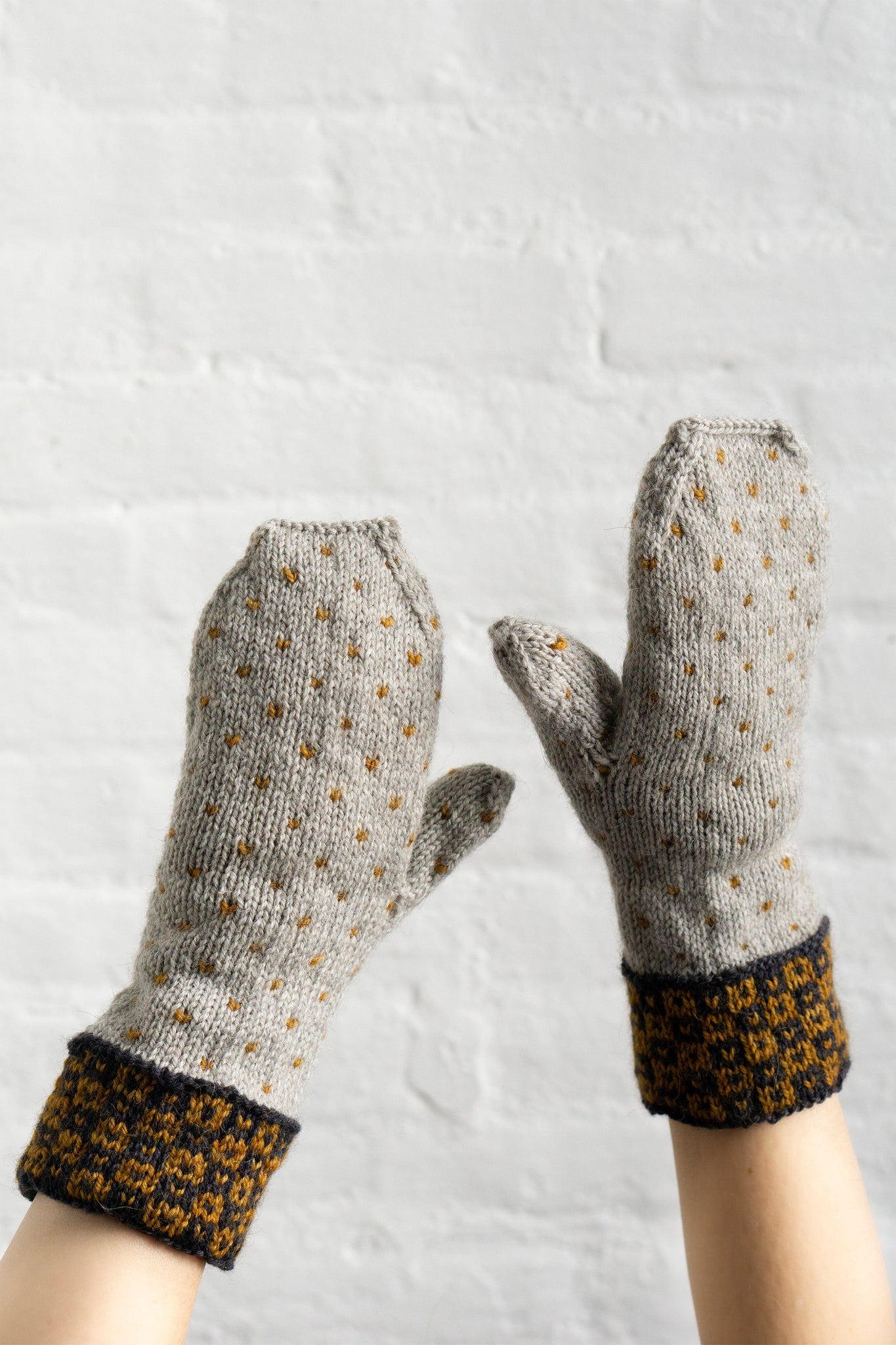 Mancha Mitts in H703 Grey (MC) + 1 sk each of H2540 Kohl and H2222 Honeycomb