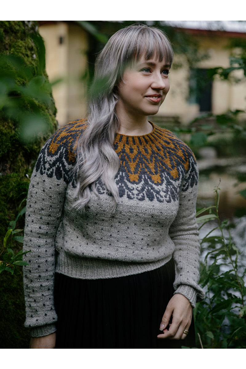 Reed Sweater by Hanna Johanna in H703 Grey (MC), H2222 Honeycomb (CC1) and H2540 Kohl (CC2)