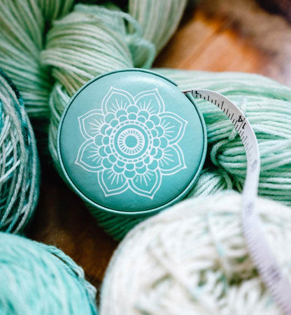 Knitter's Pride Mindful Collection Ruban à mesurer rétractable bleu sarcelle
